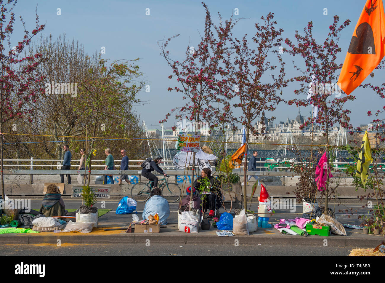 London, Großbritannien. 17. April 2017. Aussterben Rebellion Klimawandel Demonstranten weiterhin eine Blockade der Waterloo Bridge zum Fahrzeug Verkehr, aber mit einer schwereren Polizeipräsenz. Credit: Malcolm Park/Alamy Leben Nachrichten. Stockfoto