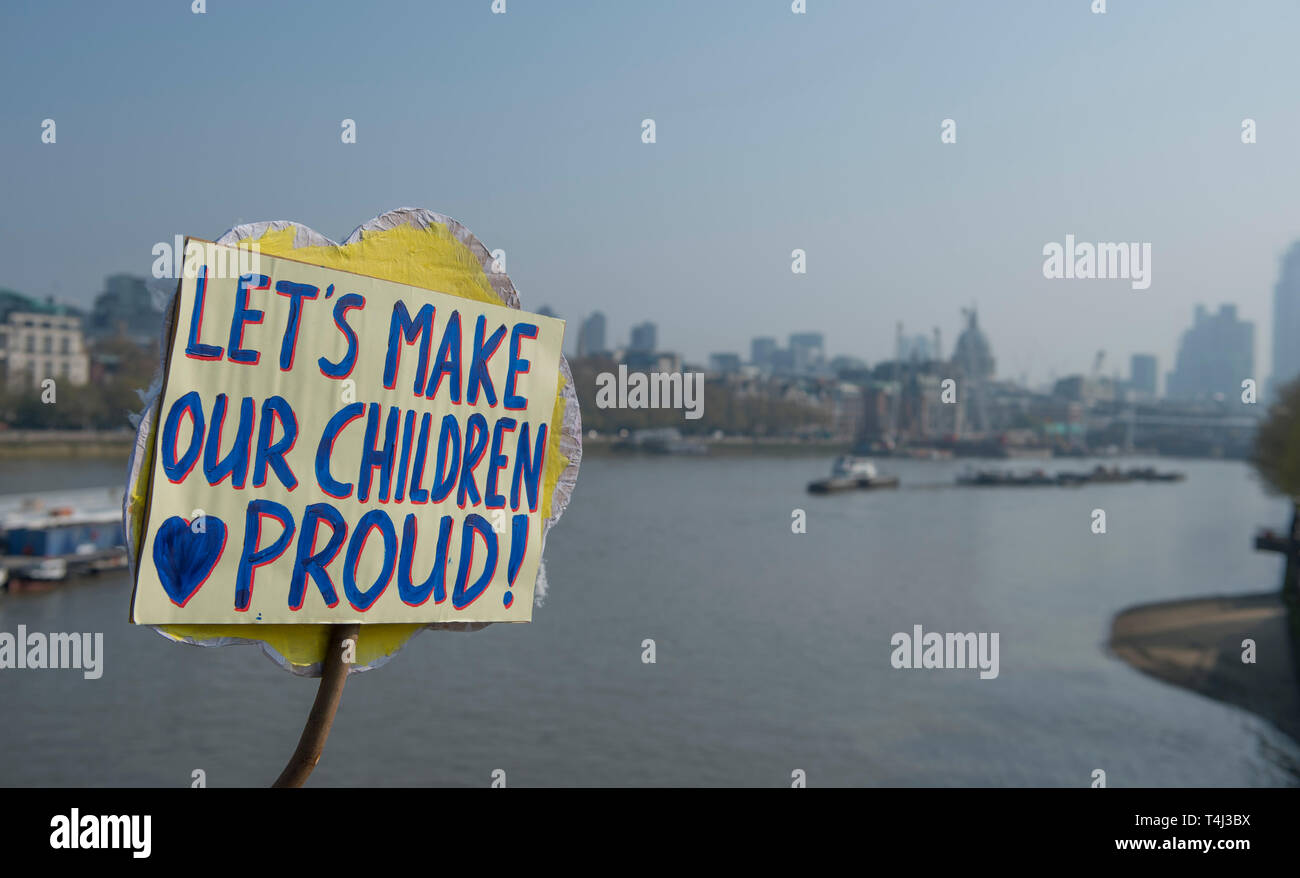 London, Großbritannien. 17. April 2017. Aussterben Rebellion Klimawandel Demonstranten weiterhin eine Blockade der Waterloo Bridge zum Fahrzeug Verkehr, aber mit einer schwereren Polizeipräsenz. Credit: Malcolm Park/Alamy Leben Nachrichten. Stockfoto