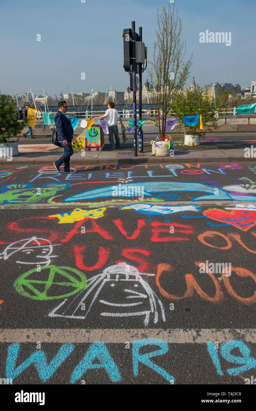 London, Großbritannien. 17. April 2017. Aussterben Rebellion Klimawandel Demonstranten weiterhin eine Blockade der Waterloo Bridge zum Fahrzeug Verkehr, aber mit einer schwereren Polizeipräsenz. Credit: Malcolm Park/Alamy Leben Nachrichten. Stockfoto