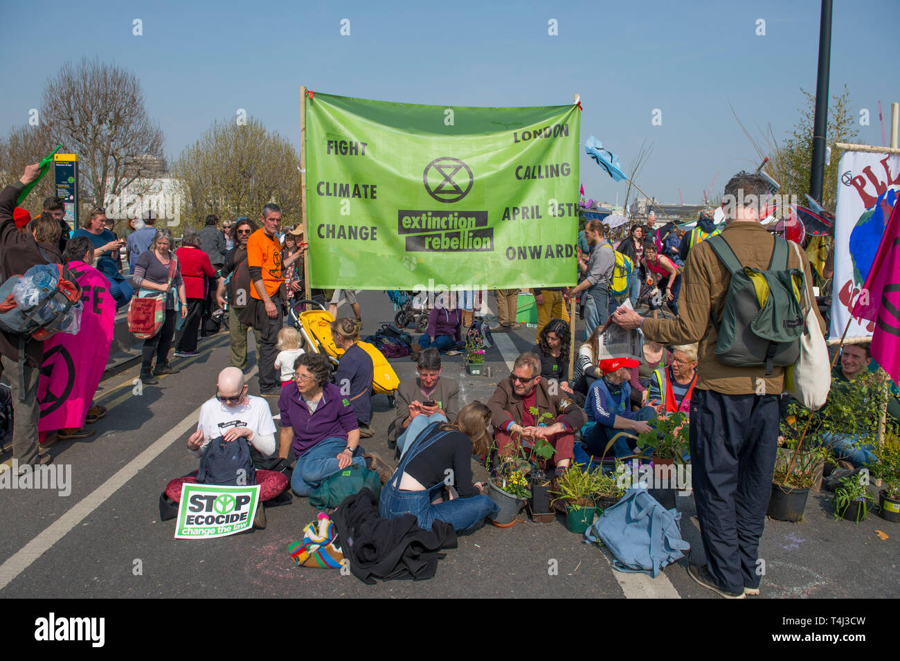London, Großbritannien. 17. April 2017. Aussterben Rebellion Klimawandel Demonstranten weiterhin eine Blockade der Waterloo Bridge zum Fahrzeug Verkehr, aber mit einer schwereren Polizeipräsenz. Credit: Malcolm Park/Alamy Leben Nachrichten. Stockfoto