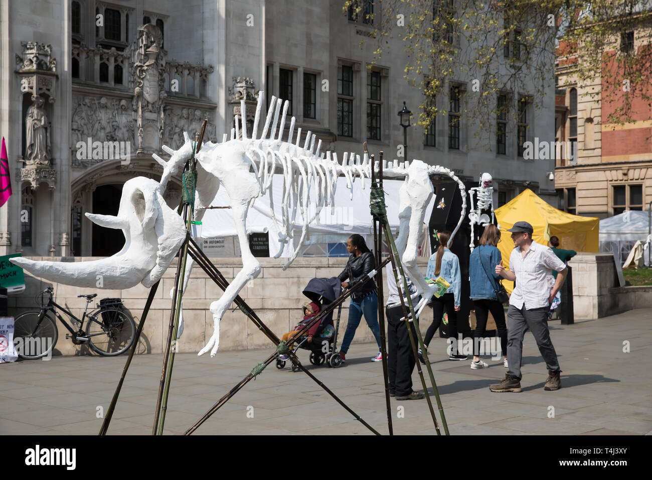 London, Großbritannien. 17 Apr, 2019. Für den dritten Tag Klimawandel Demonstranten weiter Parliament Square zu stören, da die Demonstranten Londons Straßen, indem sie menschliche Barrikaden an fünf Grenzsteine zu lähmen. Aussterben Rebellion Veranstalter Anspruch eco-Demonstranten wird heute fortgesetzt. Am Montag hatten sie ein rosa Boot in der Regent Street geparkt, die Bedrohung der globalen Erwärmung zu markieren. Credit: Keith Larby/Alamy leben Nachrichten Stockfoto