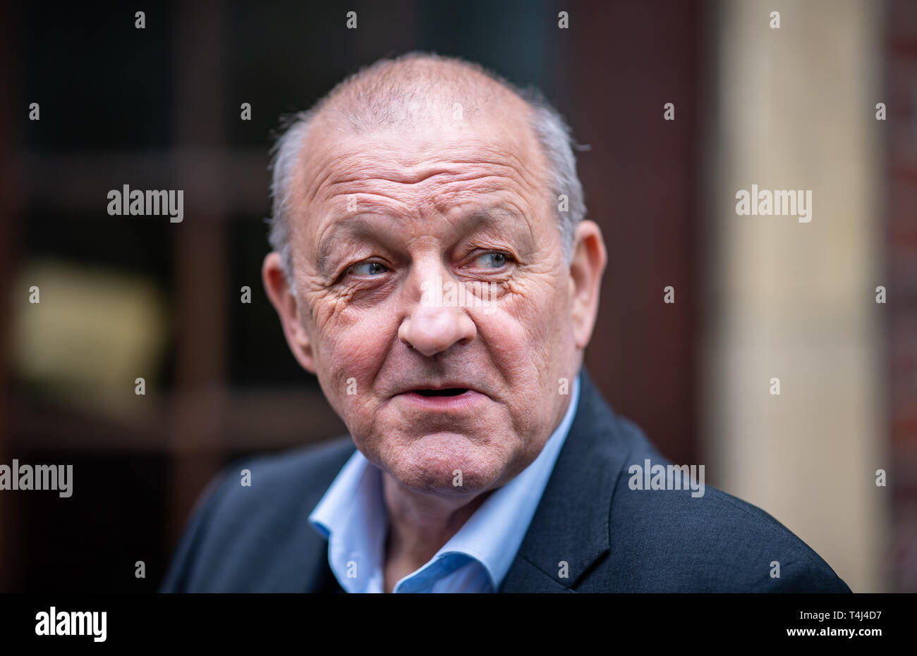 17 April 2019 Nordrhein Westfalen Munster Der Schauspieler Leonard Lansink Als Wilsberg Steht Vor Einem Antiquariat