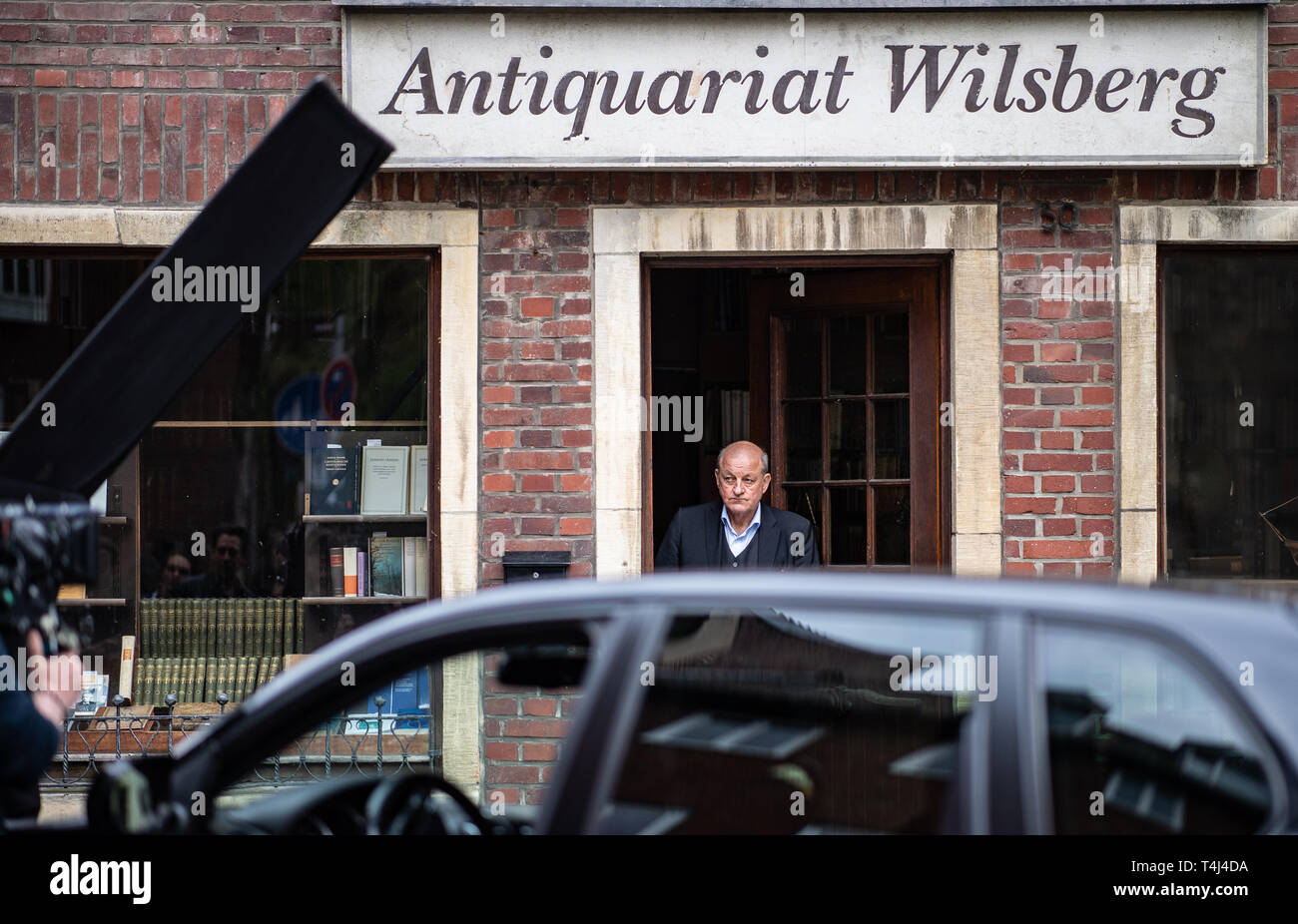 17 April 2019 Nordrhein Westfalen Munster Der Schauspieler Leonard Lansink Als Wilsberg Kommt Wahrend Der Dreharbeiten