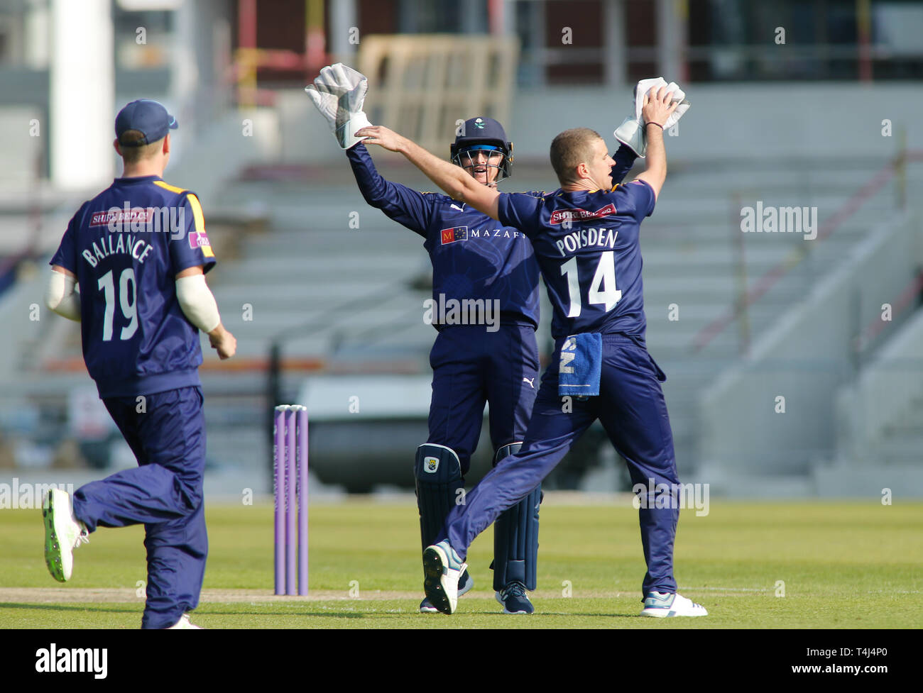 Emerald Headingley Stadium, Leeds, West Yorkshire, 17. April 2019. Yorkshire Josh Poysden (R) feiert die wicket Ibw von Mark Cosgrove von Leicestershire während der Royal London einen Tag Pokalspiel Yorkshire Viking vs Leicestershire Füchse im Emerald Headingley Stadium, Leeds, West Yorkshire. Credit: Touchlinepics/Alamy leben Nachrichten Stockfoto