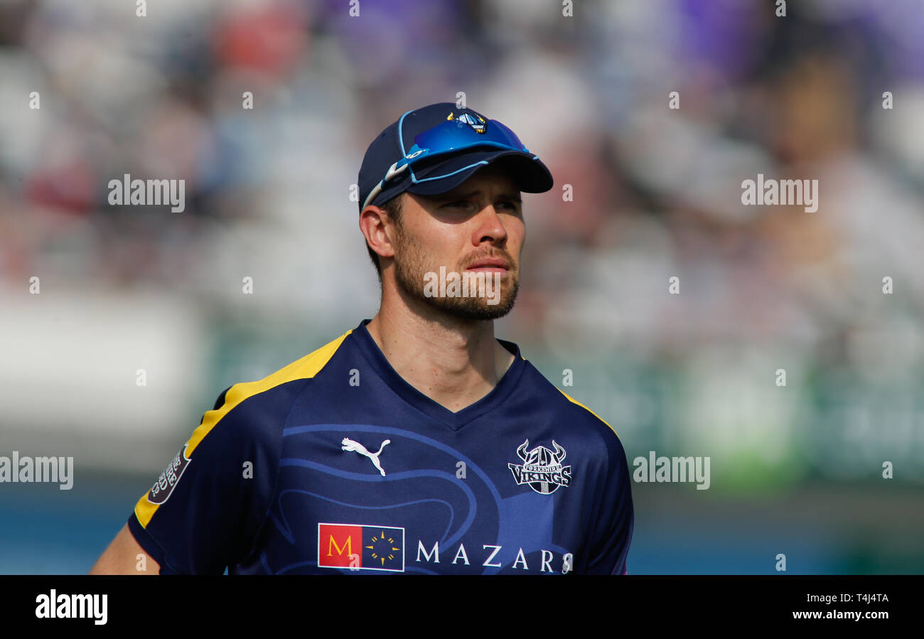 Emerald Headingley Stadium, Leeds, West Yorkshire, 17. April 2019. Yorkshire Mathew Pillans während der Royal London einen Tag Pokalspiel Yorkshire Viking vs Leicestershire Füchse im Emerald Headingley Stadium, Leeds, West Yorkshire. Credit: Touchlinepics/Alamy leben Nachrichten Stockfoto