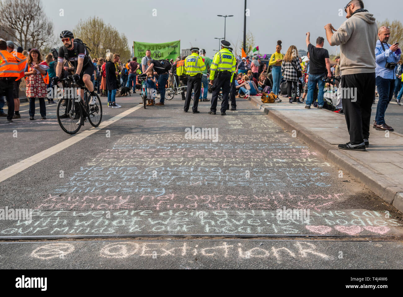 London, Großbritannien. 17 Apr, 2019. Das Festival weiterhin auf der Waterloo Bridge, die Polizei wieder für eine Weile - Tag 3 - Demonstranten vor dem Aussterben Rebellion Block mehrere Kreuzungen in London als Teil der laufenden Protest zu handeln, die von der BRITISCHEN Regierung auf der "Klima chrisis" verlangen. Die Aktion ist Teil einer international koordinierten protestieren. Credit: Guy Bell/Alamy leben Nachrichten Stockfoto