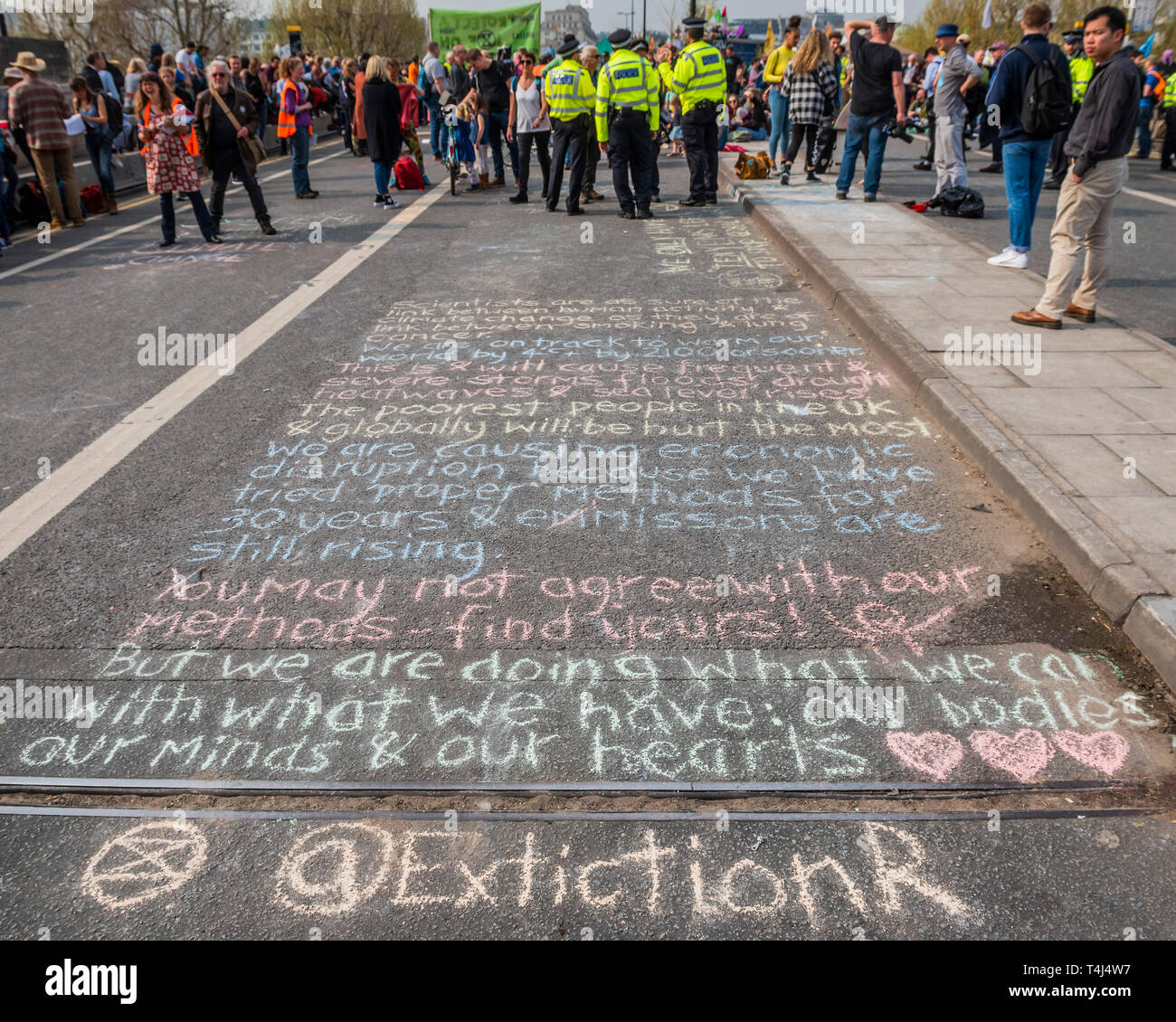 London, Großbritannien. 17 Apr, 2019. Das Festival weiterhin auf der Waterloo Bridge, die Polizei wieder für eine Weile - Tag 3 - Demonstranten vor dem Aussterben Rebellion Block mehrere Kreuzungen in London als Teil der laufenden Protest zu handeln, die von der BRITISCHEN Regierung auf der "Klima chrisis" verlangen. Die Aktion ist Teil einer international koordinierten protestieren. Credit: Guy Bell/Alamy leben Nachrichten Stockfoto