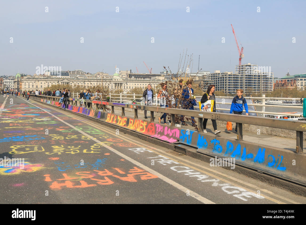 London, Großbritannien. 17 Apr, 2019. Fußgänger Spaziergang auf der Waterloo Bridge, die durch den Klimawandel Aktivisten als Teil eines laufenden Protest zu zwingen, die britische Regierung eine Klimakrise Notfall in einem 2-wöchigen Kampagne Kredit zu erklären: Amer ghazzal/Alamy Leben Nachrichten belegt wurde. Stockfoto