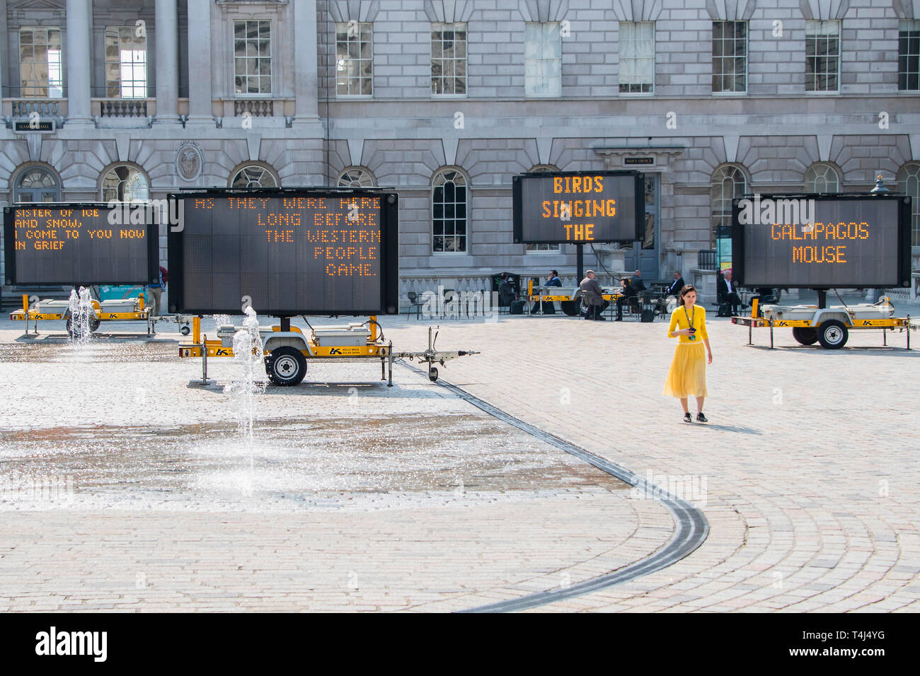 Somerset House, London, Großbritannien. 17 Apr, 2019. Geschwindigkeit reduzieren! Einen neuen Innenhof Installation durch amerikanische Künstler Justin Brice Guariglia, im Somerset House in London, Einleitung von zwei Wochen von Installationen und Events erkunden kreative Antworten auf den Klimawandel. Von neun Solar-LED Schilder in der Regel auf Autobahnen gesehen, die Installation bringt die kritische Stimmen der internationalen Aktivisten, Dichter und Denker der globalen ökologischen Krise. Credit: Guy Bell/Alamy leben Nachrichten Stockfoto