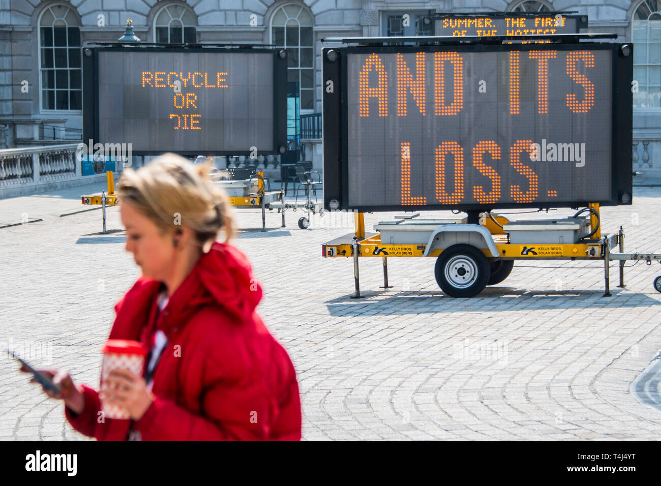 Somerset House, London, Großbritannien. 17 Apr, 2019. Geschwindigkeit reduzieren! Einen neuen Innenhof Installation durch amerikanische Künstler Justin Brice Guariglia, im Somerset House in London, Einleitung von zwei Wochen von Installationen und Events erkunden kreative Antworten auf den Klimawandel. Von neun Solar-LED Schilder in der Regel auf Autobahnen gesehen, die Installation bringt die kritische Stimmen der internationalen Aktivisten, Dichter und Denker der globalen ökologischen Krise. Credit: Guy Bell/Alamy leben Nachrichten Stockfoto