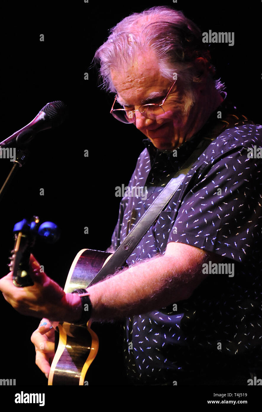 Melbourne, Florida, USA. April 16, 2019 - Melbourne, Florida, United States - Musiker und Songwriter John Sebastian, einer der Gründer der Lovin' Spoonful, 1960 American Rock Band in die Rock and Roll Hall of Fame im Jahr 2000 eingesetzt, führt im Studio Theater im King Center für Darstellende Künste am 16. April 2019 in Melbourne, Florida. (Paul Hennessy/Alamy) Credit: Paul Hennessy/Alamy leben Nachrichten Stockfoto