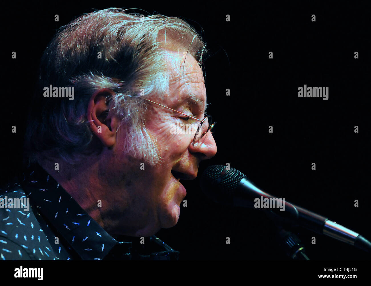 Melbourne, Florida, USA. April 16, 2019 - Melbourne, Florida, United States - Musiker und Songwriter John Sebastian, einer der Gründer der Lovin' Spoonful, 1960 American Rock Band in die Rock and Roll Hall of Fame im Jahr 2000 eingesetzt, führt im Studio Theater im King Center für Darstellende Künste am 16. April 2019 in Melbourne, Florida. (Paul Hennessy/Alamy) Credit: Paul Hennessy/Alamy leben Nachrichten Stockfoto