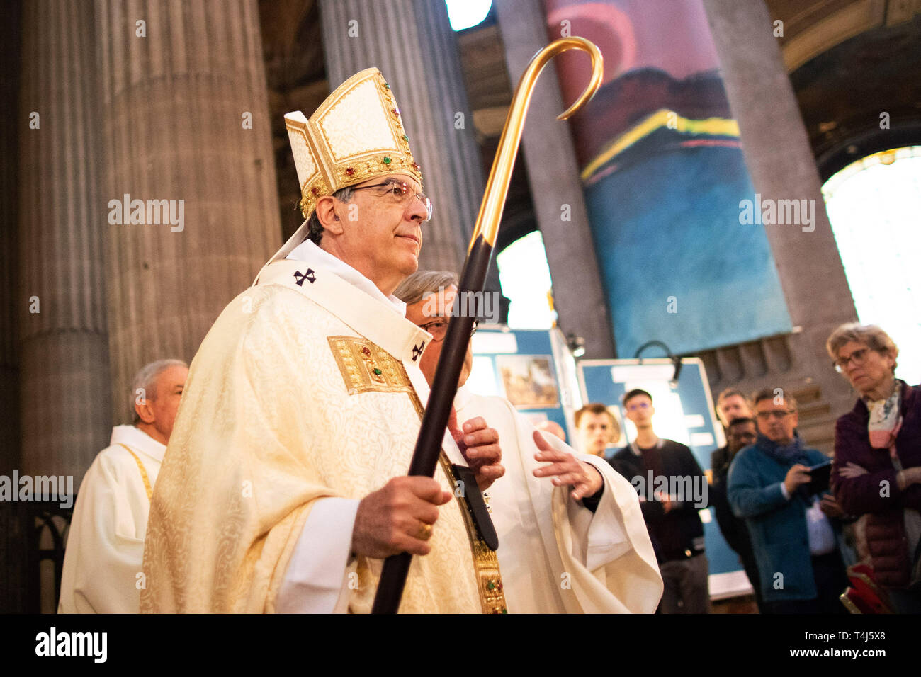 Paris, Frankreich. 17 Apr, 2019. 17. April 2019, Frankreich (France), Paris: Michel Aupetit, Erzbischof von Paris, kommt in der Heiligen Messe in der Karwoche in der zweitgrößten Kirche in Paris, Saint-Sulpice. Die Masse findet zwei Tage nach dem Brand in der Pariser Kathedrale Notre-Dame. Die so genannte chrisammesse sollte Platz in Notre-Dame zu nehmen. Foto: Marcel Kusch/dpa Quelle: dpa Picture alliance/Alamy leben Nachrichten Stockfoto