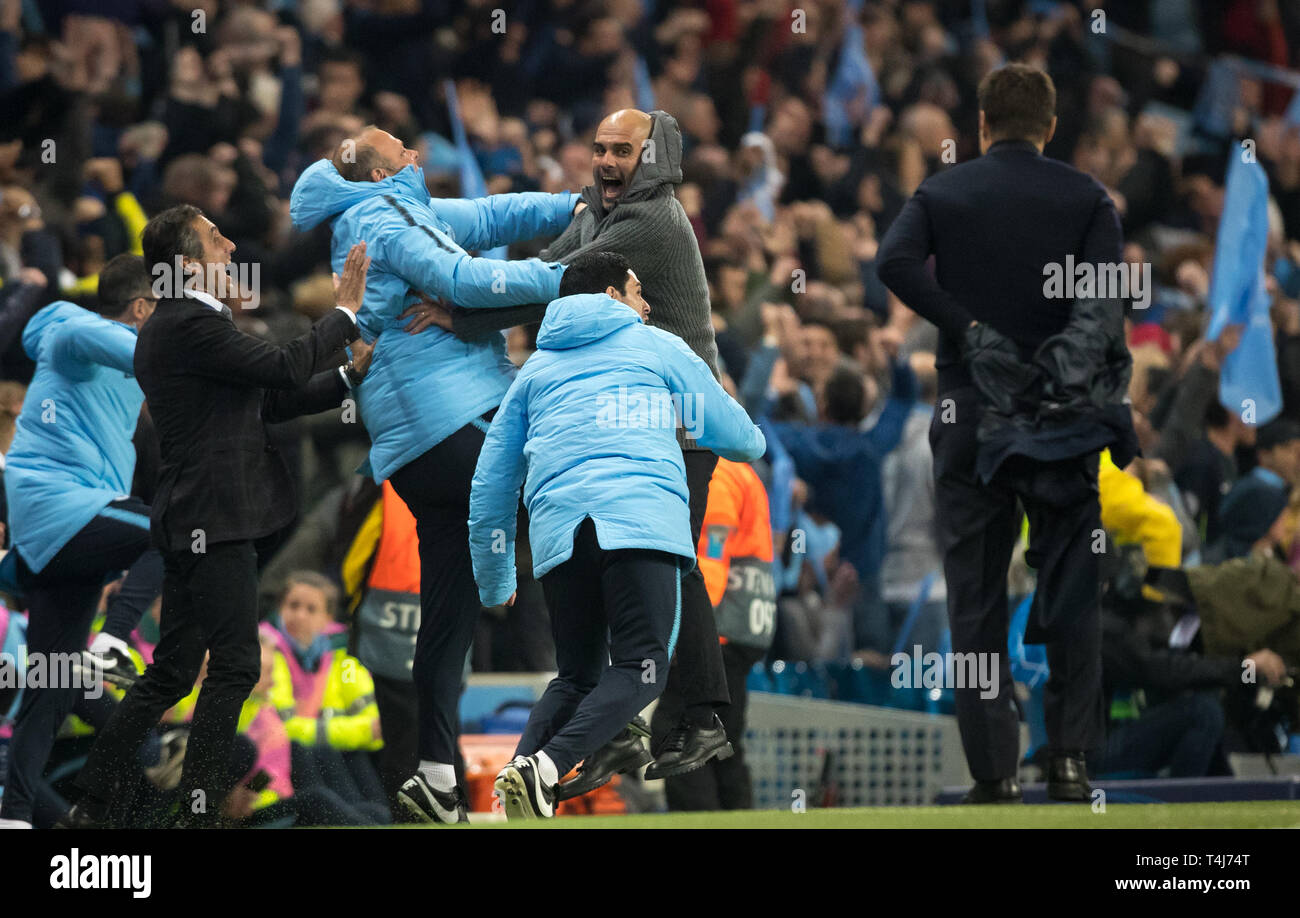 Manchester Grossbritannien 17 Apr 2019 Man City Manager Pep Guardiola Feiert Wie Er Denkt Dass Seine Mannschaft Spat Im Spiel Nur Fur Eine Var Entscheidung Oben Gegen Sie Spornen Manager Mauricio Pochettino