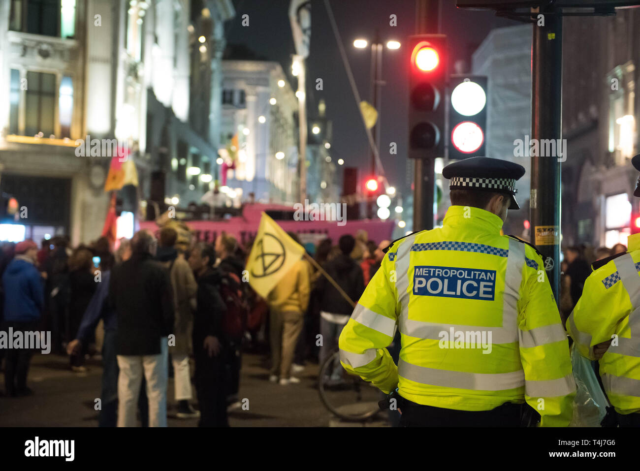 Vereinigtes Königreich, London, 17. April 2018. Mitglieder und Unterstützer des Klimawandels Aktivist Gruppe Aussterben Rebellion block Oxford Circus. (Michael Tubi/Alamy leben Nachrichten Stockfoto