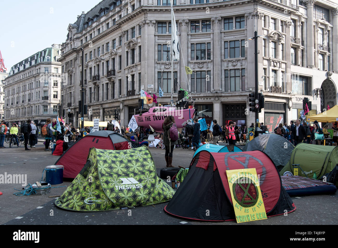 Das Aussterben Rebellion Boot und Zelte in Oxford Circus während das Aussterben Rebellion Streik in London. Aussterben Rebellion Demonstranten haben fünf zentrale Wahrzeichen Londons gegen die Regierung Untätigkeit gegen den Klimawandel zu protestieren blockiert. Stockfoto