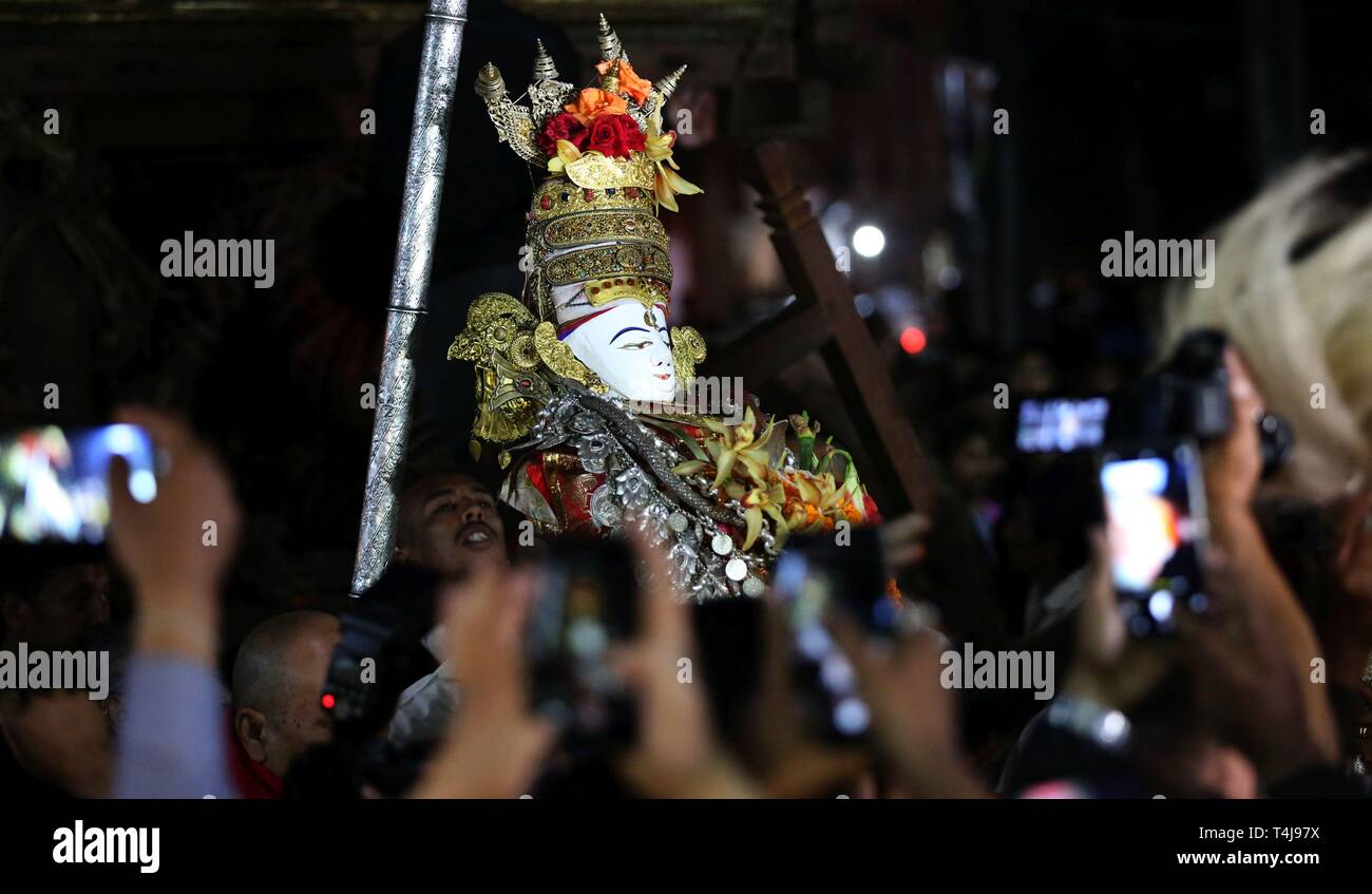 Kathmandu, Nepal. 17 Apr, 2019. Idol von Seto Machhendranath zurück zu seinen Tempel am letzten Tag der Seto Machhendranath Chariot Festival in Kathmandu, Nepal, 17. April 2019 durchgeführt. Seto Machhendranath ist als der Gott des Regens und der Hindus und Buddhisten Anbetung Machhendranath für gute Regen Trockenheit während der Reis Erntezeit zu verhindern. Credit: Sunil Sharma/Xinhua/Alamy leben Nachrichten Stockfoto