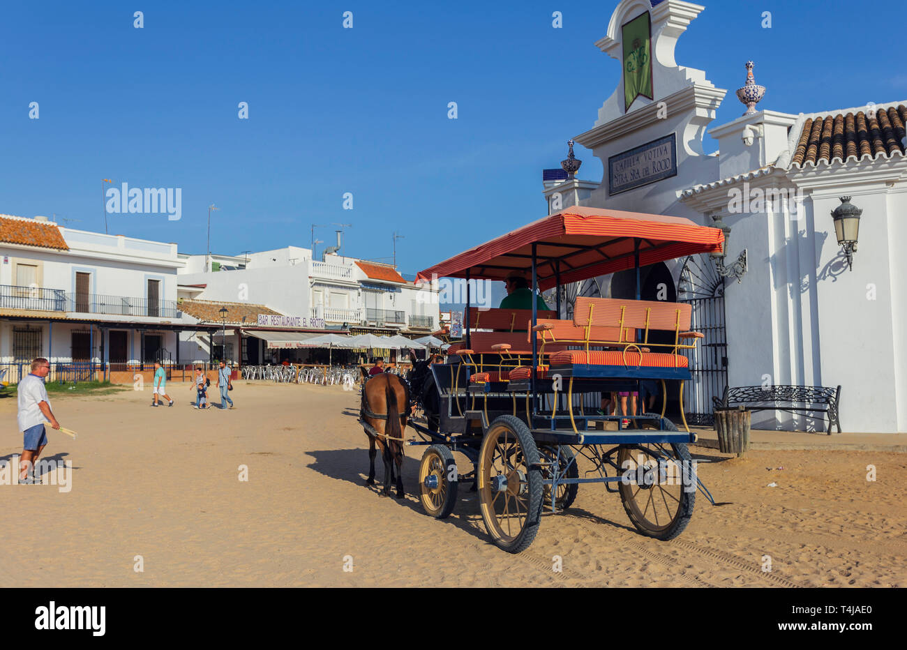 El Rocio, Andalusien, Spanien - 16. SEPTEMBER: Kutsche gezogen von Maultieren und Coachman vor der Kapelle Nuestra Señora del Rocio Stockfoto