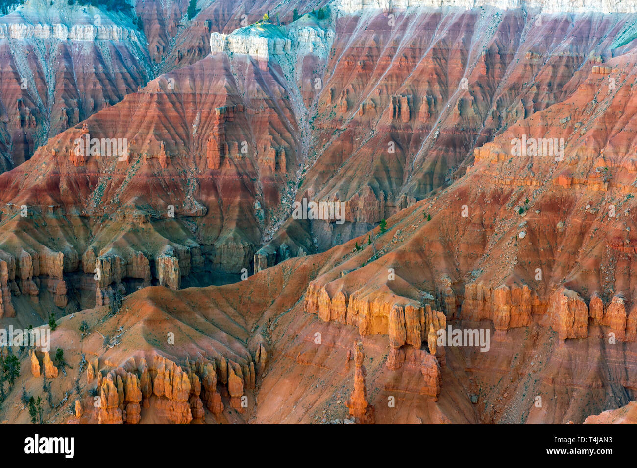Bunte Rot, Orange, Gelb und Grün steile Felswände mit Cliff und Outcroppings. Stockfoto