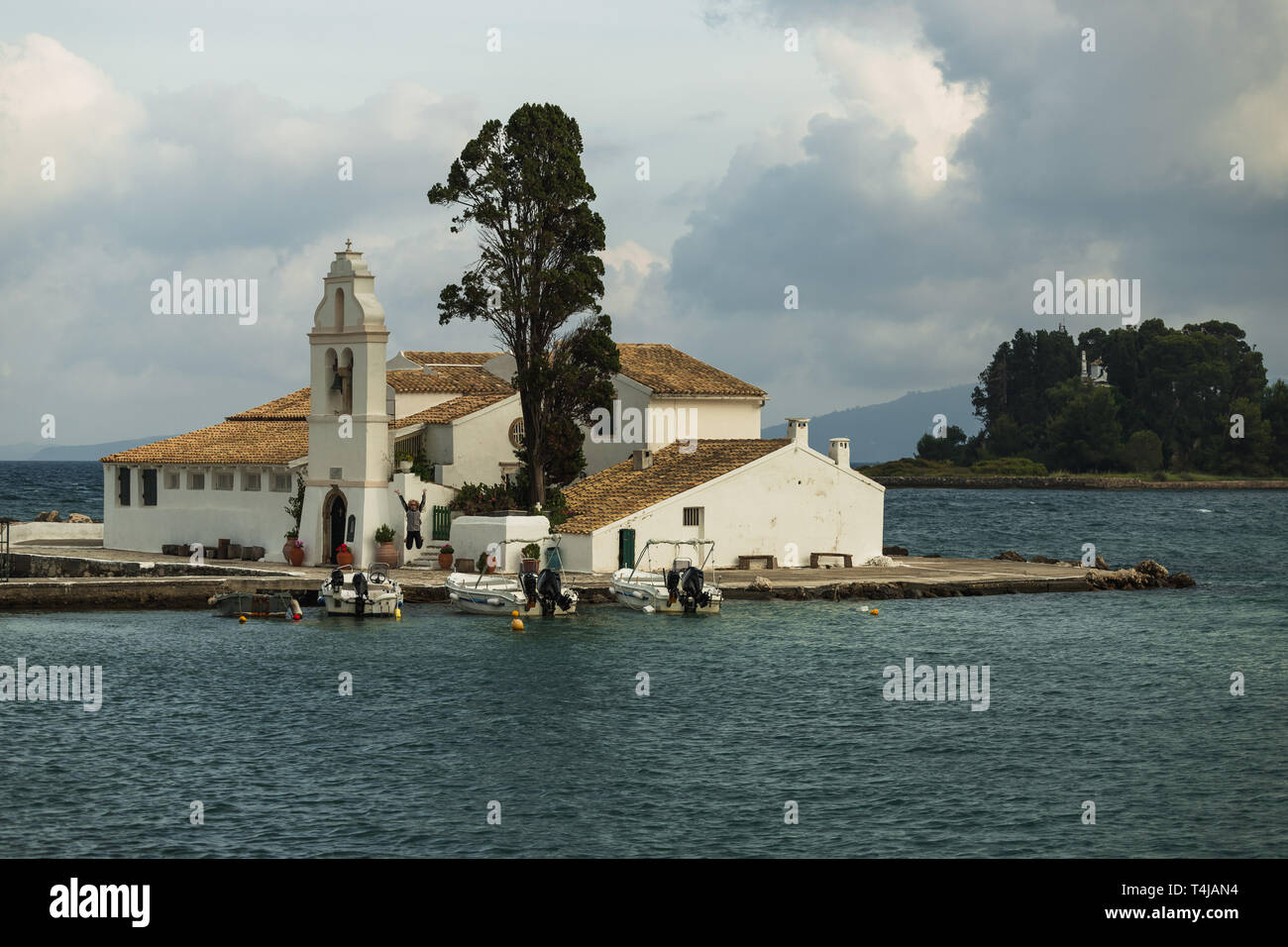 Berühmte Touristenattraktion Vlacherna Kloster in der Nähe von Korfu Stadt ohne Touristen an einem sonnigen Sommertag (Korfu, Griechenland, Europa) Stockfoto