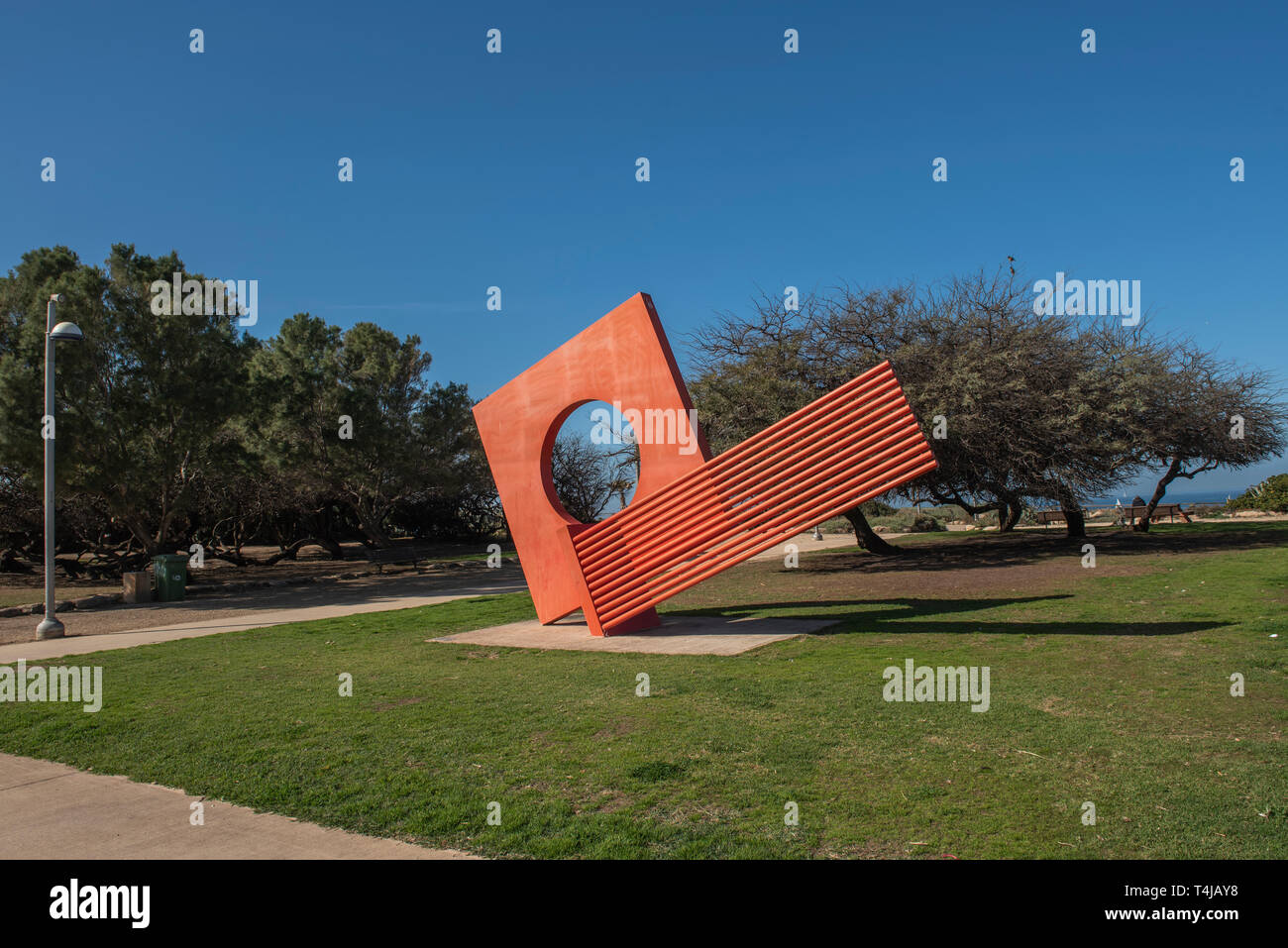 Israel, Tel Aviv - 2. Februar 2019: Gan Haatzmaout - Independence Park: Dieser weitläufige Erholungsgebiet am Strand hat gepflasterte Gehwege, einem eingezäunten Hund r Stockfoto