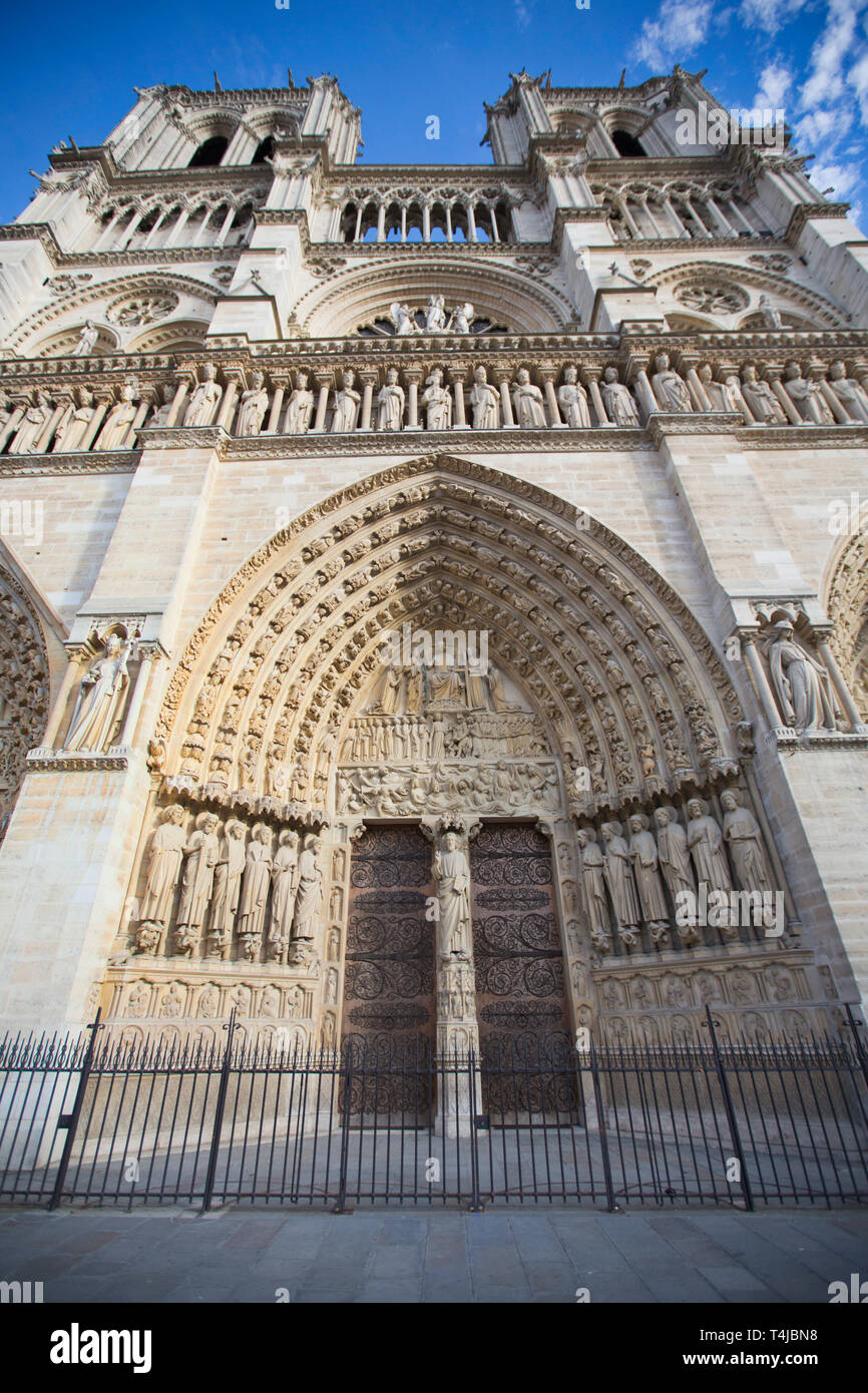 Notre Dame de Paris Kathedrale Westfassade vor 2019 Feuer Stockfoto
