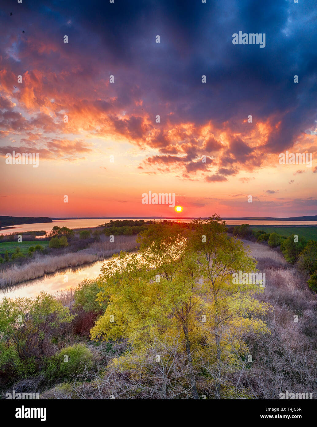 Schöne Landschaft mit feurigen Sonnenuntergang über dem See und Fluss in der Nähe von Burgas, Bulgarien. Luftaufnahme Stockfoto