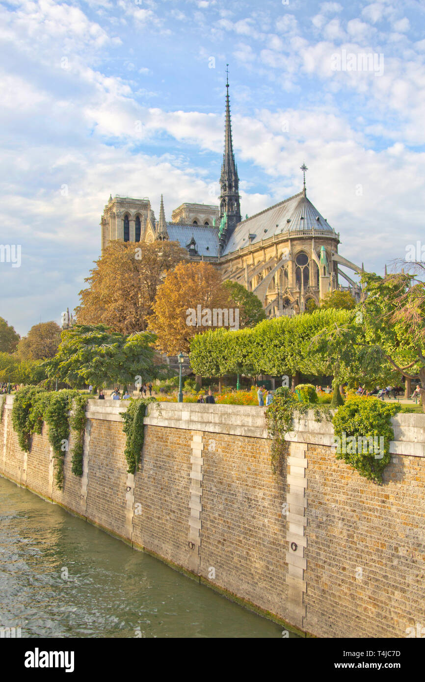 Notre Dame de Paris Dom mit seinen Flèche, Blick von der Pont de l'Eveche, Paris, Frankreich. Vor 2019 Feuer Stockfoto