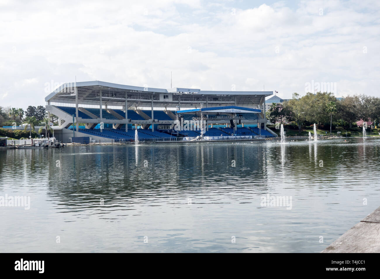 Die leeren Sitze im Bayside Stadium, in dem Zuschauer zahlreiche Konzerte und besondere Veranstaltungen in Seaworld in Orlando beobachten kann. Stockfoto