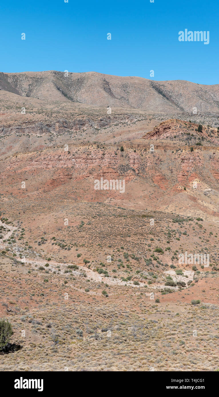 Valley Green Pinsel und trocken waschen und farbenfrohen Orange roten Bergen unter einem blauen Himmel. Stockfoto