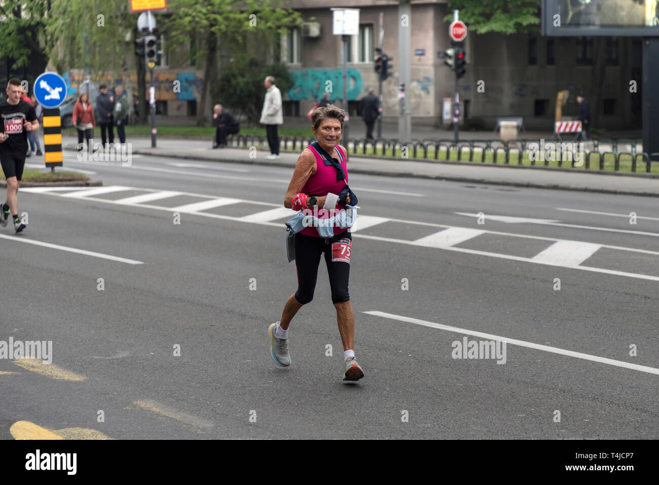 Serbien, 14. April 2019: ältere Dame, eine der 32. Belgrad Marathon Teilnehmer, entlang der Straße in Belgrade Karadjordjeva Stockfoto
