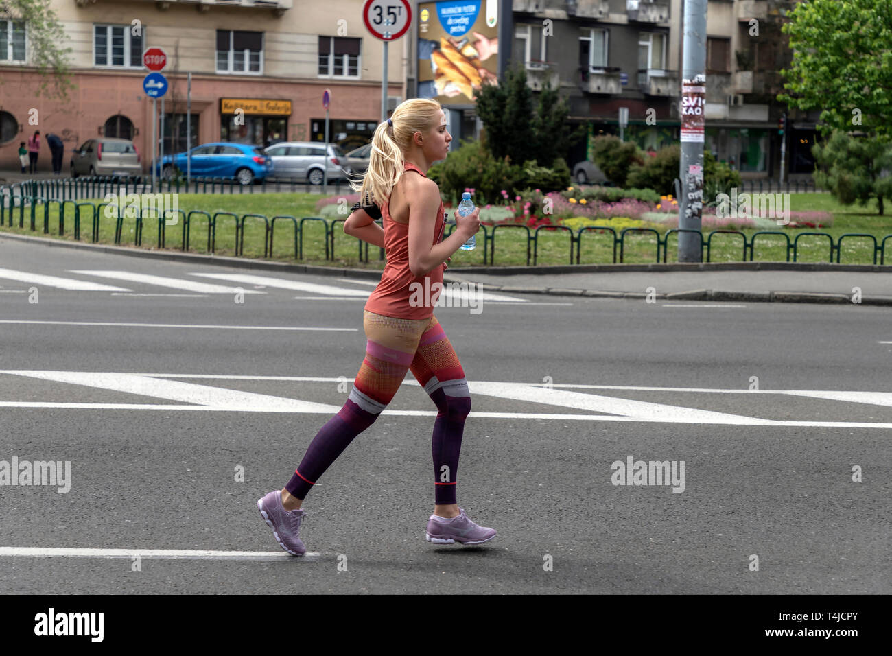 Serbien, 14. April 2019: Junge Frau, eine der 32. Belgrad Marathon Teilnehmer, entlang der Straße in Belgrade Karadjordjeva Stockfoto