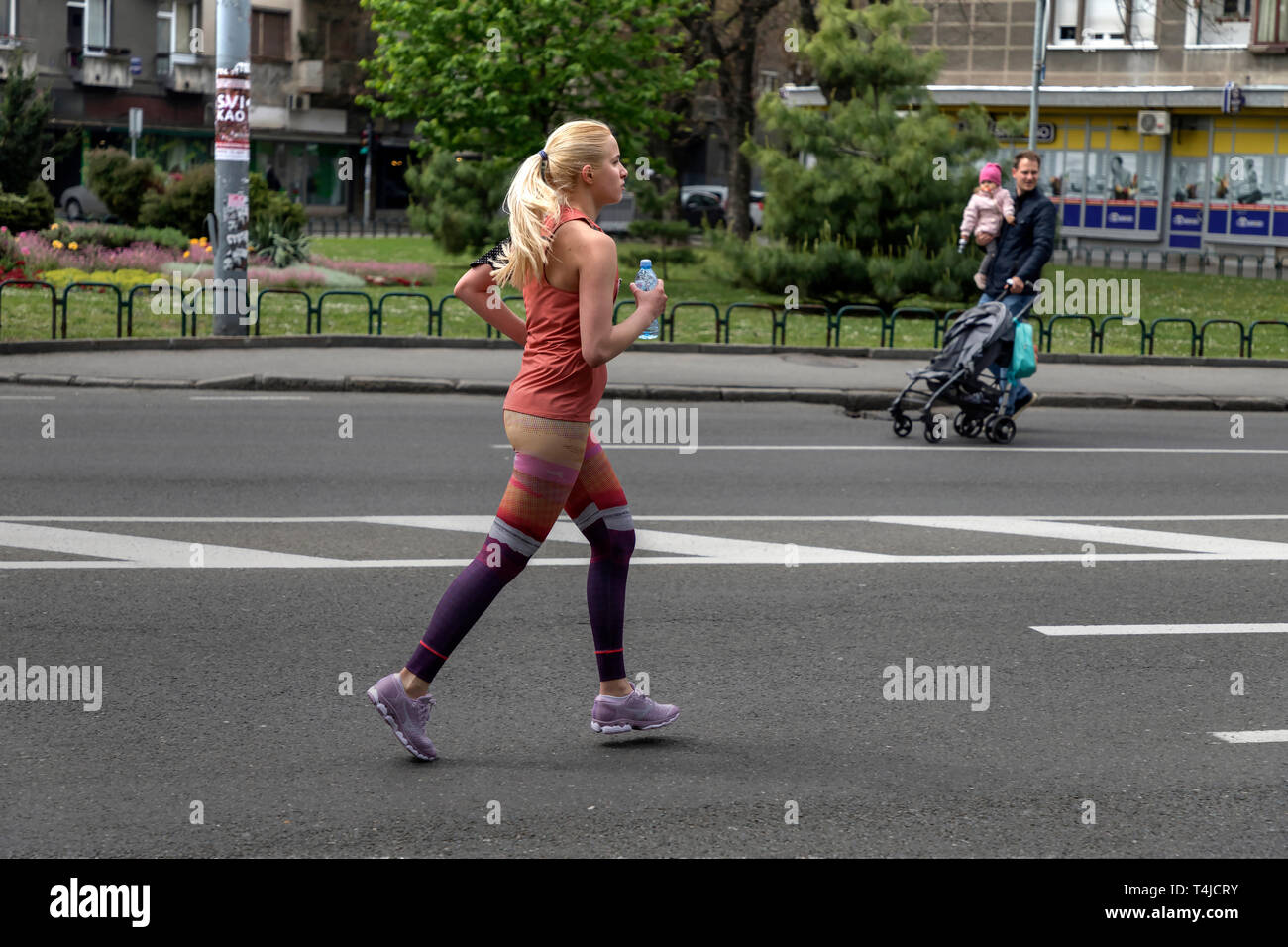 Serbien, 14. April 2019: Junge Frau, eine der 32. Belgrad Marathon Teilnehmer, entlang der Straße in Belgrade Karadjordjeva Stockfoto