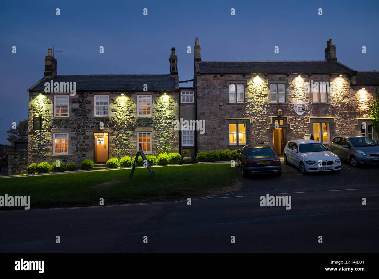Der Lord Crewe Hotel bei Nacht, Bamburgh, Northumberland, Großbritannien Stockfoto