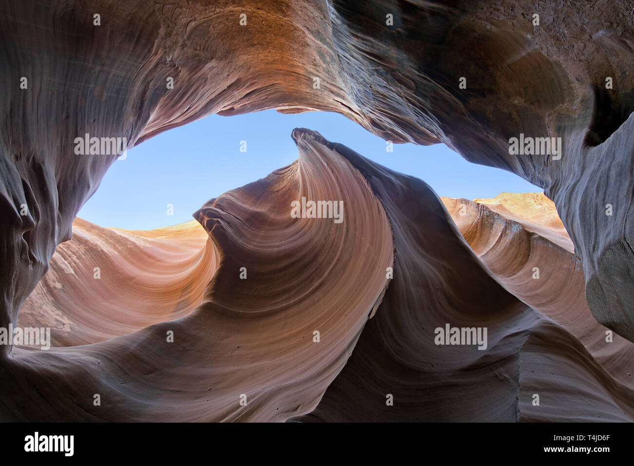 Diese Slot Canyons sind durch Erosion, eine fließende Form auf die sandsteinwände gebildet. Sonnenlicht produzieren einen schönen ethereal Lichteffekt. Stockfoto