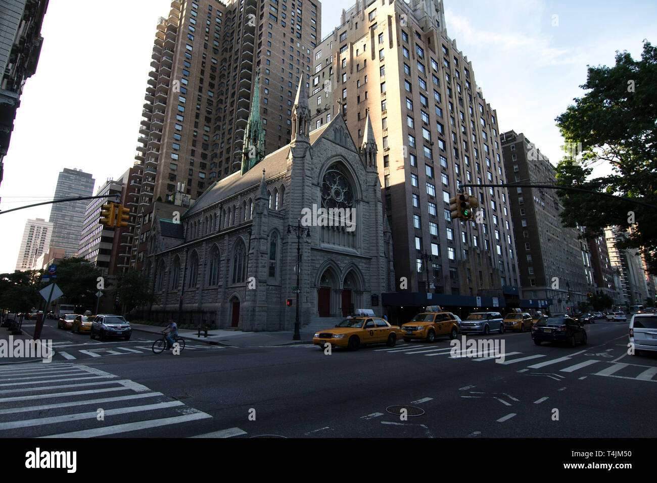 New York City, New York, USA - 2018: Holy Trinity Lutheran Church (1920), an 51 Central Park West entfernt. Stockfoto