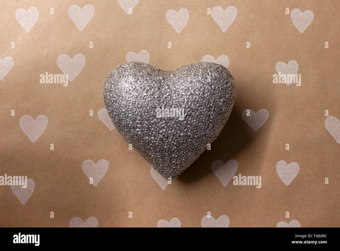 Handwerk braunes Papier und Metall Herzform Hintergrund Stockfoto