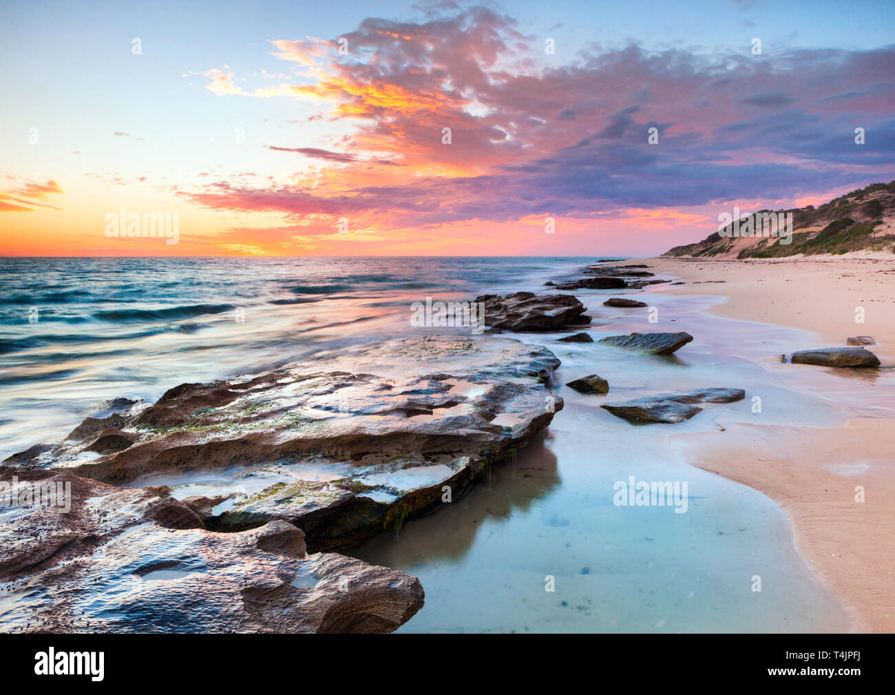 Kalkstein Küstenlinie und Rock Pools bei Verbrennungen Strand bei Sonnenuntergang. Perth, WA Stockfoto