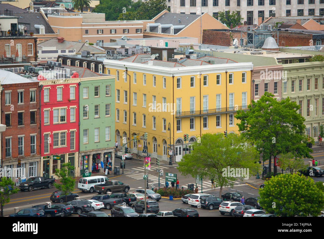 Historische Gebäude auf N Peters Straße an Bienville Strasse im French Quarter in New Orleans, Louisiana, USA. Stockfoto