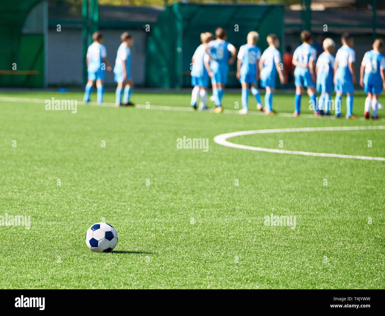 Fußballmannschaft der Kinder und der Ball auf dem Feld Stockfoto