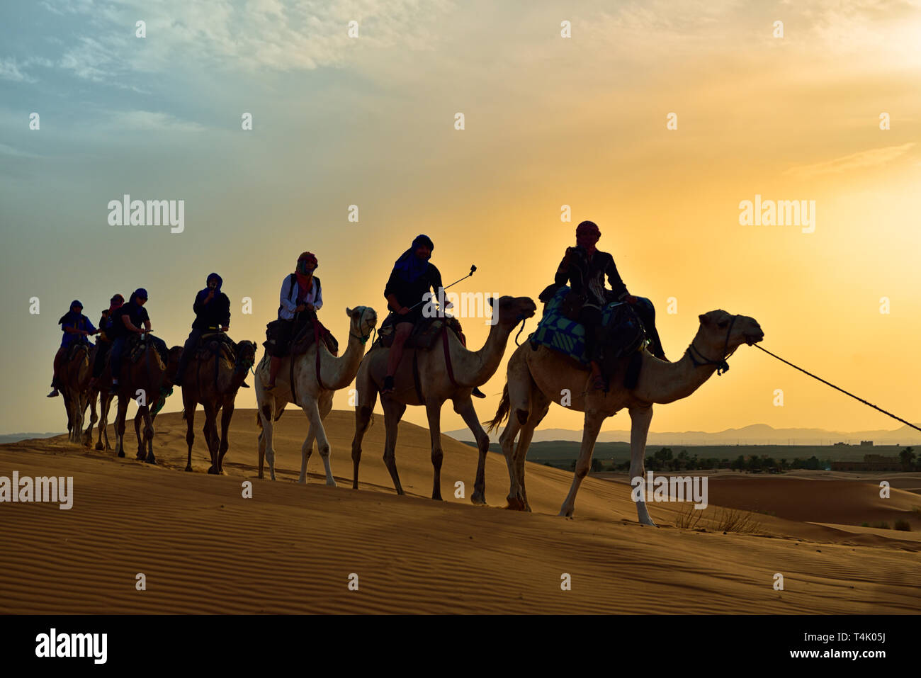 Merzouga ist ein Dorf in der Wüste Sahara in Marokko, am Rande des Erg Chebbi, einem 50 km langen und 5 km breiten Satz von Sanddünen, die bis zu 350 m hig erreichen. Stockfoto