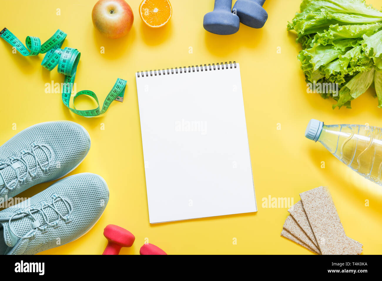 Konzept Fitnessgeräte gesund und sauber essen. Platz für Text. Blick von oben. Ziele der Planung. Stockfoto