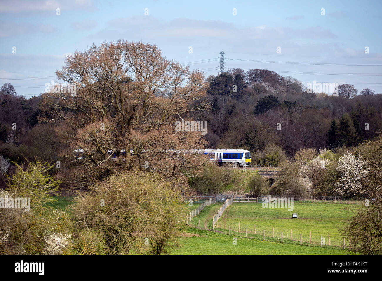 Eine allgemeine Ansicht einer Klasse 165 Chiltern Railways Zug passiert in der Nähe von Great Missenden, in Buckinghamshire. Stockfoto