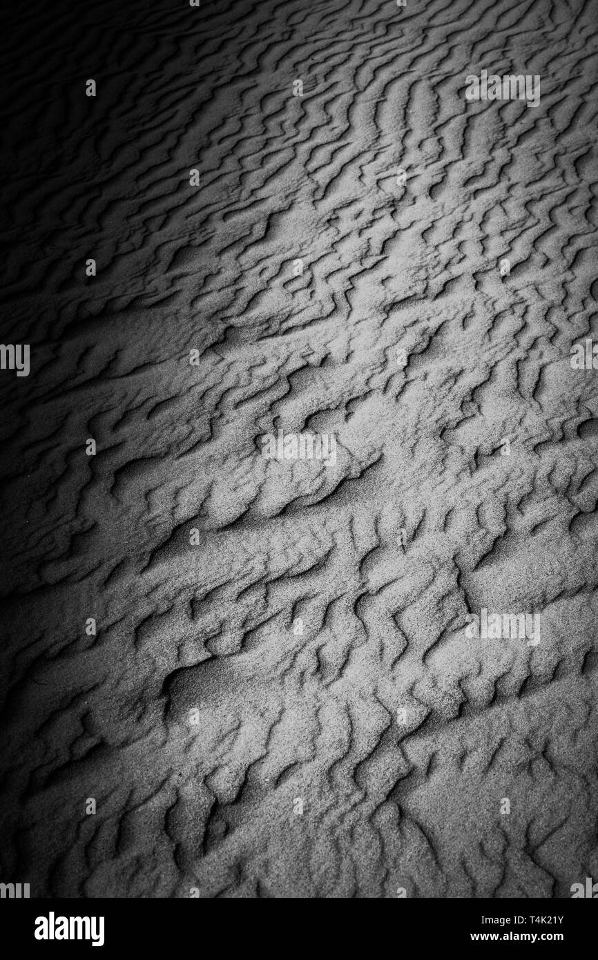 Schönen natürlichen Wellenlinien geschnitzt in den Sand vom Wind in Bolonia, Spanien in Schwarz und Weiß Stockfoto