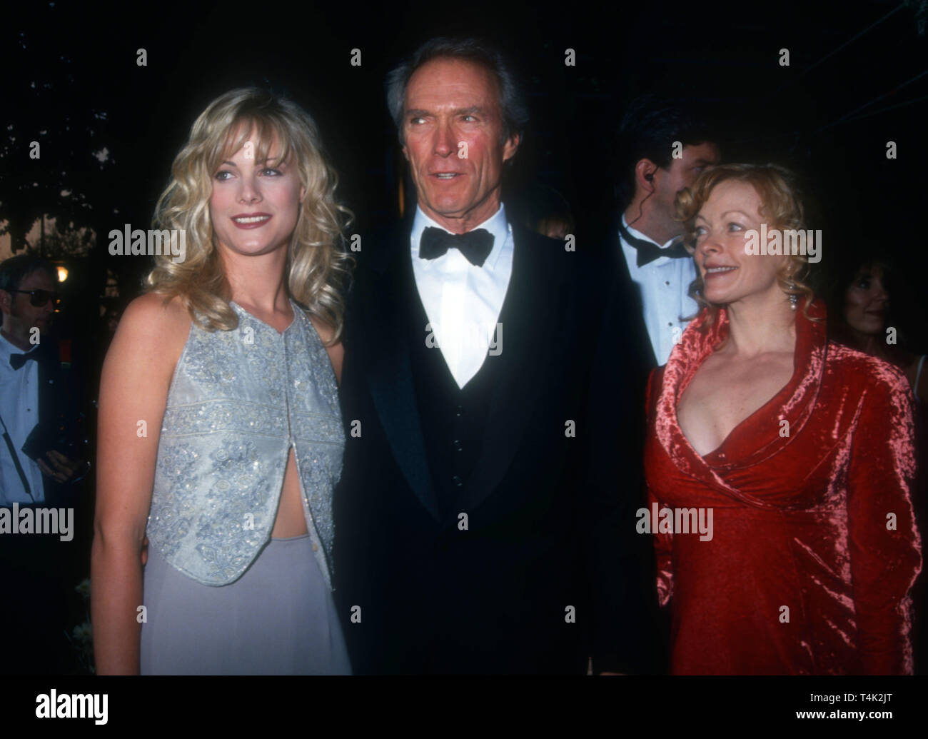 Los Angeles, Kalifornien, USA, 21. März 1994 Schauspielerin Alison Eastwood, Vater, Schauspieler und Regisseur Clint Eastwood und die Schauspielerin Frances Fisher nehmen an der 66. jährlichen Academy Awards am 21. März 1994 im Dorothy Chandler Pavilion in Los Angeles, Kalifornien, USA. Foto von Barry King/Alamy Stock Foto Stockfoto