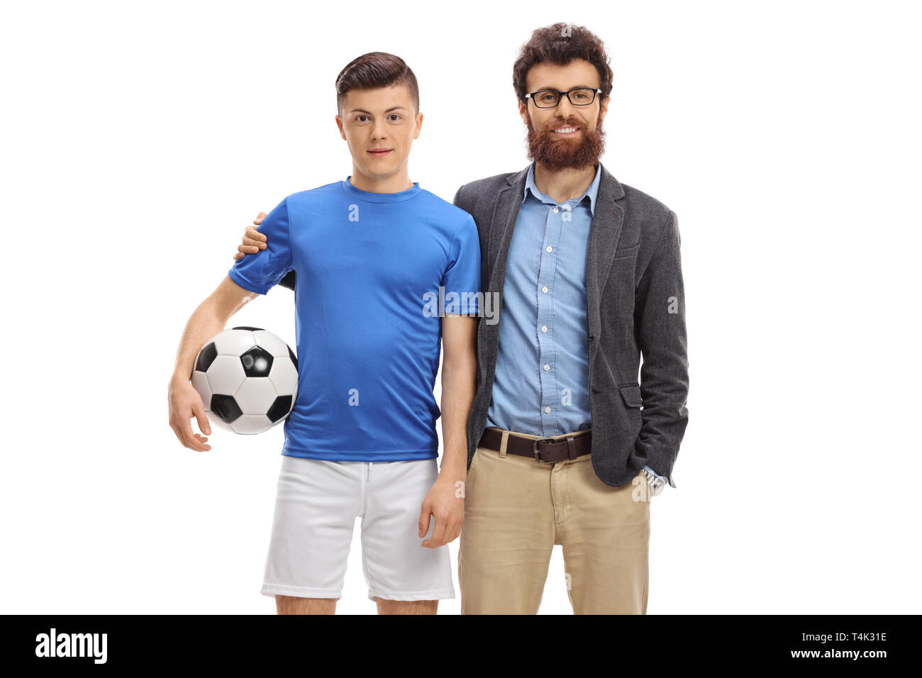 Teenage Fußball-Spieler mit seinem Vater posiert auf weißem Hintergrund Stockfoto