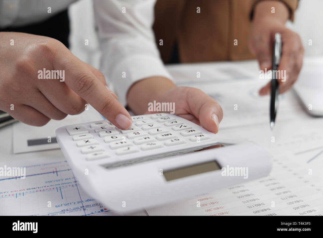 Geschäftsfrauen in Office Teamarbeit Brainstorming accounting Business Konzept arbeiten Stockfoto
