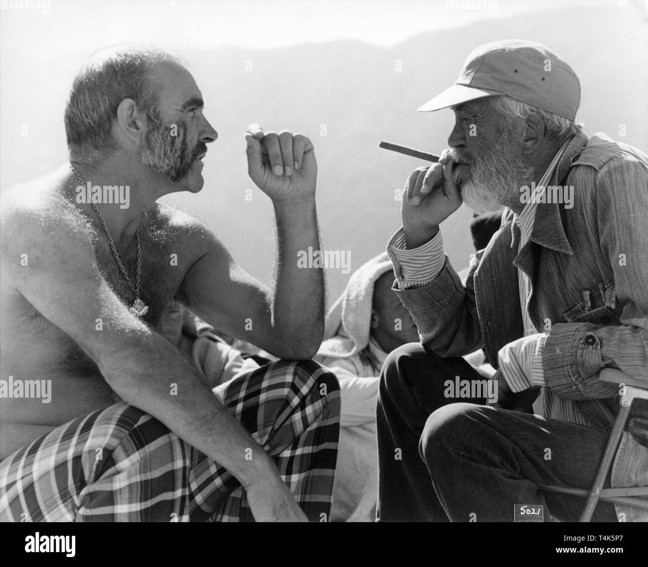 Sean Connery und Regisseur John Huston am Set candid Der Mann, der König 1975 Kurze geschichte Rudyard Kipling Allied Artists Bilder/Devon Persky - Hell / Columbia Pictures Filmen Stockfoto