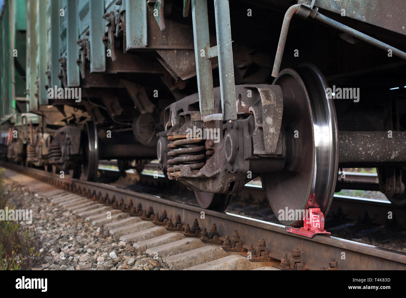 Rote Eisenbahn Bremsbacke stoppt der Zug auf den Schienen Stockfoto