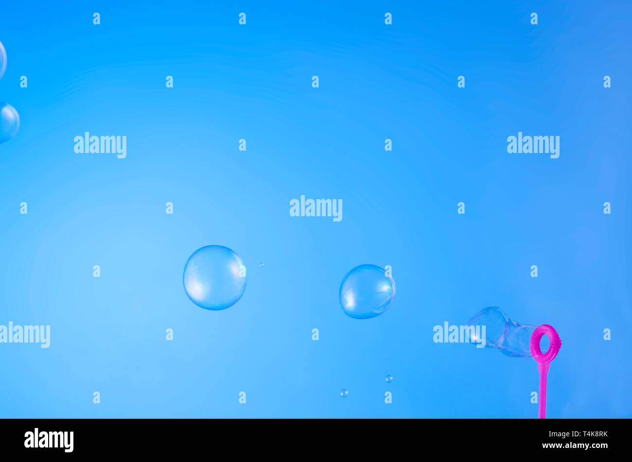 Floating bubble Seife in den blauen Himmel Stockfoto